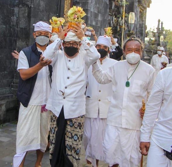 Wagub Cok Ace Ikuti Upacara Nuwasen Pemugaran Mudra Gelung Agung Kori Pura Besakih
