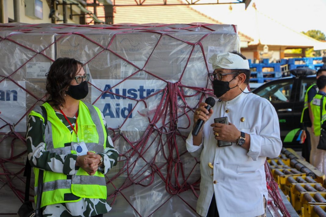 Wagub Cok Ace Terima Hibah Medis Untuk Penanganan Covid-19 dari Pemerintah Australia
