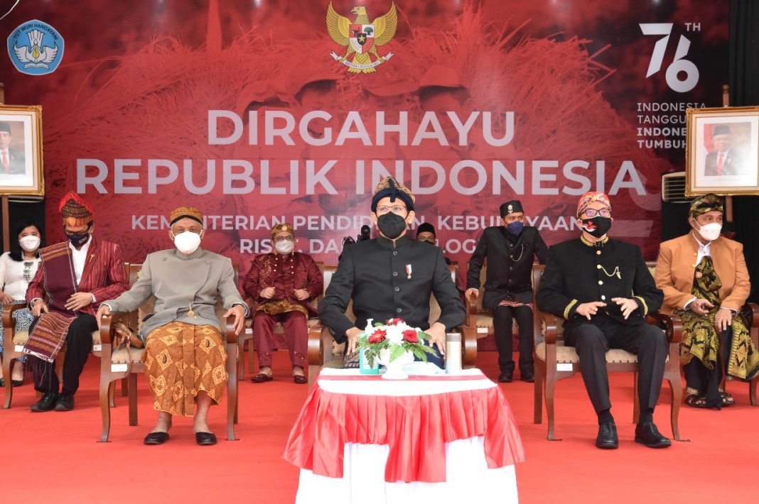 Mendikbudristek Ikuti Upacara Peringatan Detik-Detik Proklamasi ke-76 RI di Halaman Kantor Kemendikbudristek