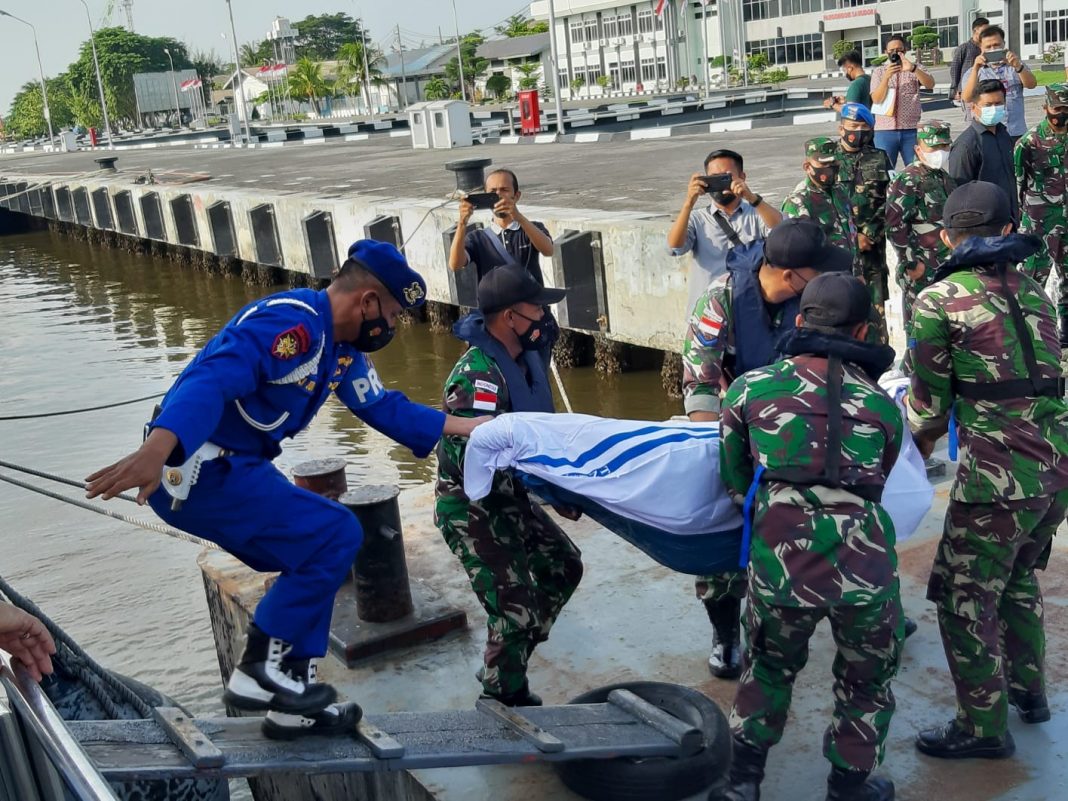 TNI AL Evakuasi Korban Kapal Motor (KM) United yang Terbakar dan Tenggelam di Perairan Pulau Berhala