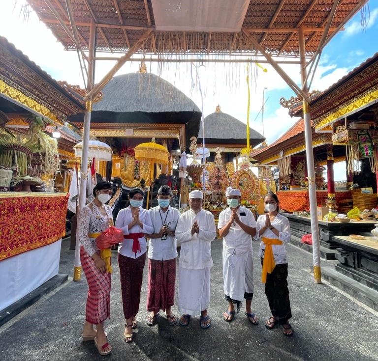 TimThe Haven Suites Bali Berawa Gelar Persembahyangan bersama di Pura Dalem Kahyangan