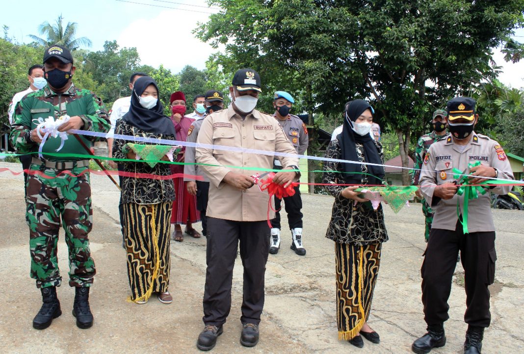 Dandim Bersama Bupati Kukar Resmikan Desa Tanjung Batu Sebagai Desa Mandiri