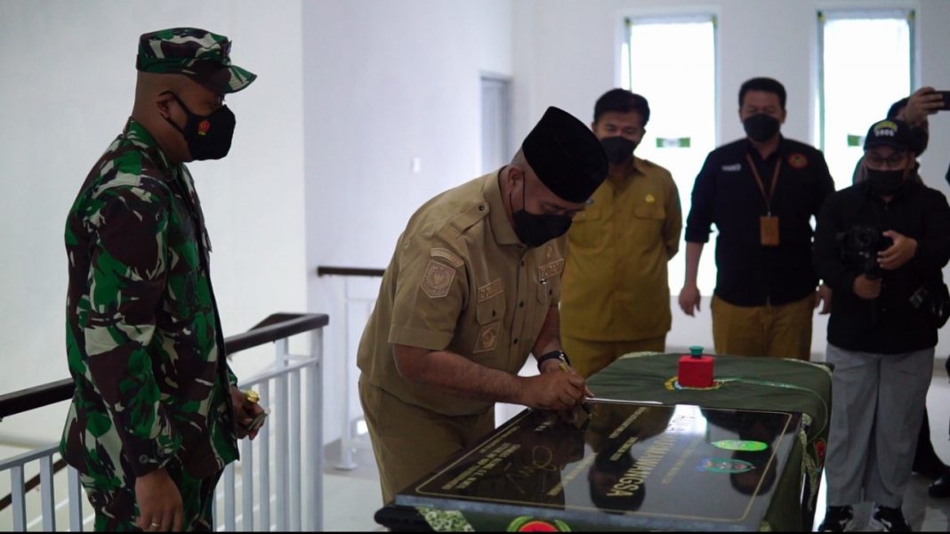 Letkol Inf. Charles Alling bersama Bupati Kukar Resmikan Aula Darmawangsa Kodim 0906/Kkr