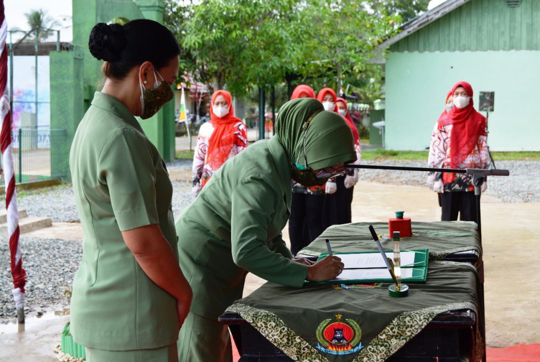 Ketua Persit Kartika Chandra Kirana Koorcab Rem 091 PD VI/Mulawarman Resmikan Posbindu PTM Kodim Kukar