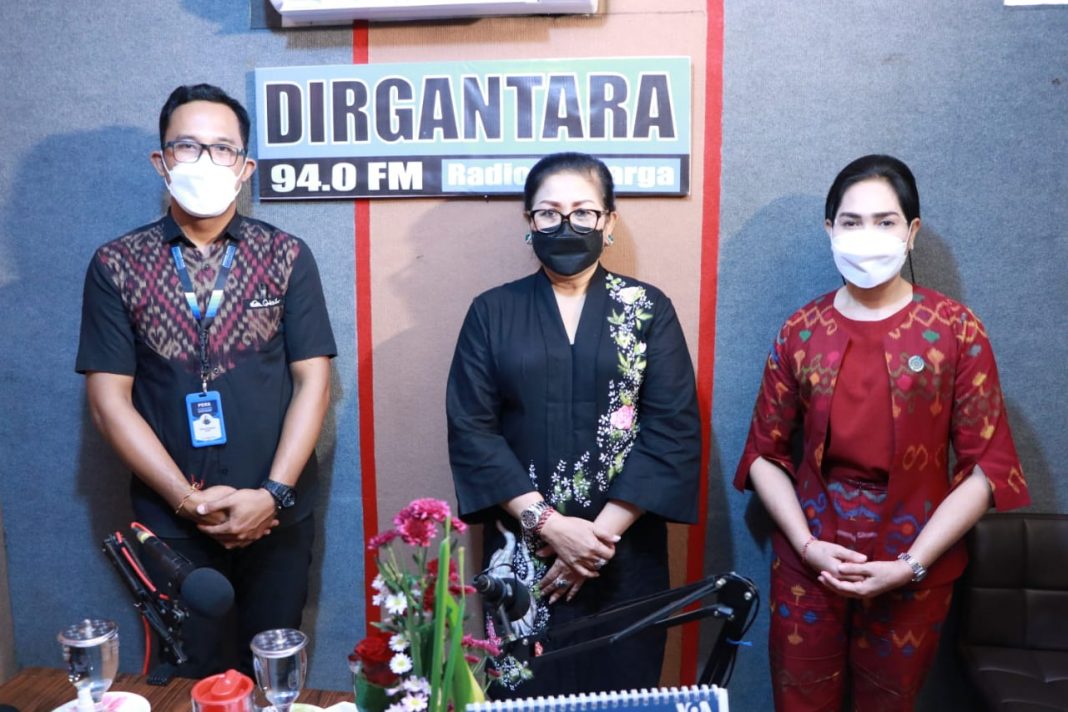 Ny Putri Koster Ajak Warga Tumbuhkan Rasa Peduli Hadapi Pandemi Covid-19