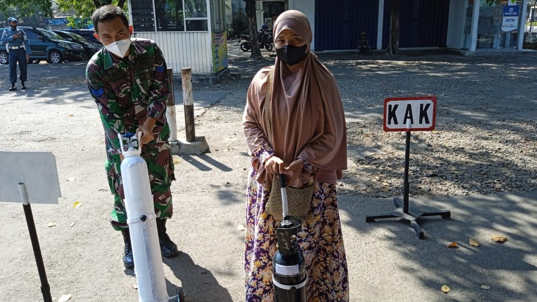Kian Hari, Makin Bertambah Masyarakat Yang Datangi Posko Bantuan Oksigen TNI AL Koarmada II Di Jalajaya