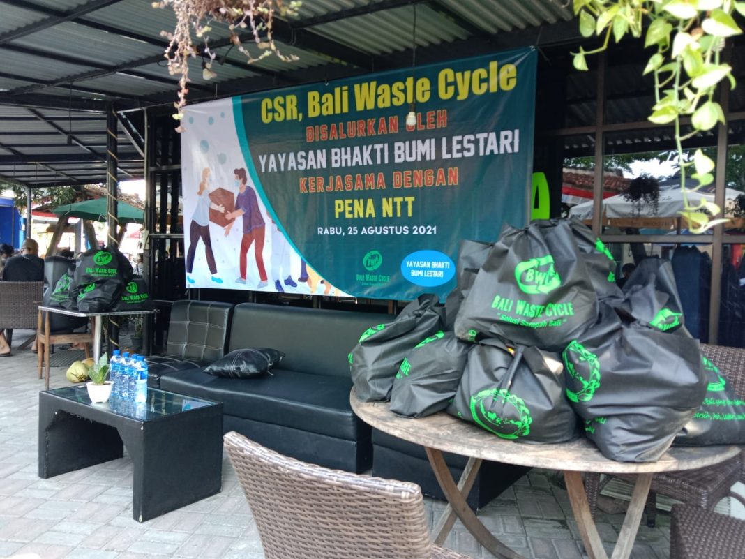 100 Paket Sembako dari BWC Disalurkan Melalui PENA NTT