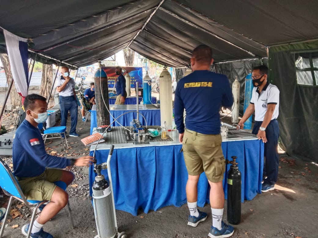 Demi Kesembuhan Masyarakat Dari Covid-19, Petugas Posko Bantuan Oksigen Koarmada II Siaga 24 Jam