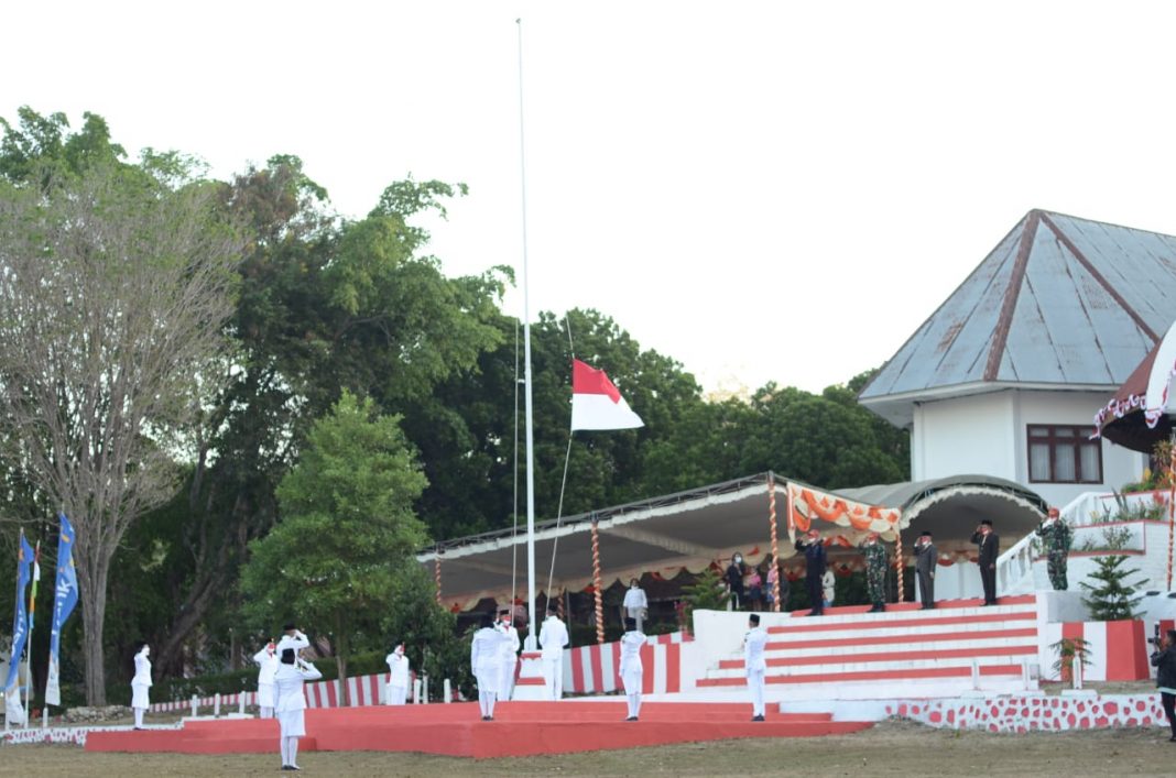 HUT RI ke-76, Pemkab Belu Lakukan Upacara Penurunan Bendera Secara Sederhana