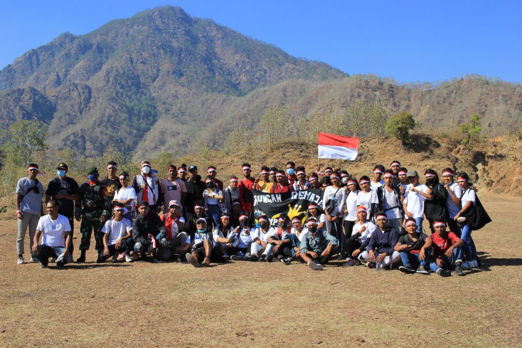 Peringati HUT RI ke-76, Remaja Family Atambua Kibarkan Merah Putih di Benteng Kota Mutin