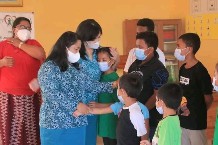 Ketua dan Wakil TP PKK Belu Berbagi Kasih Dengan Anak-anak Panti Asuhan