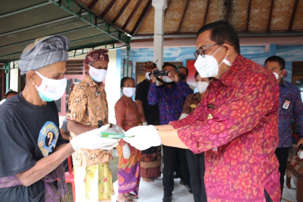 Bupati Sanjaya Serahkan BLT-Dana Desa Tahun 2021 Secara Langsung Kepada KPM Desa Gunung Salak