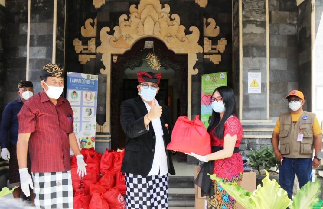 Bupati Sanjaya Serahkan Bantuan Paket Sembako untuk 3 Desa di Kec. Tabanan
