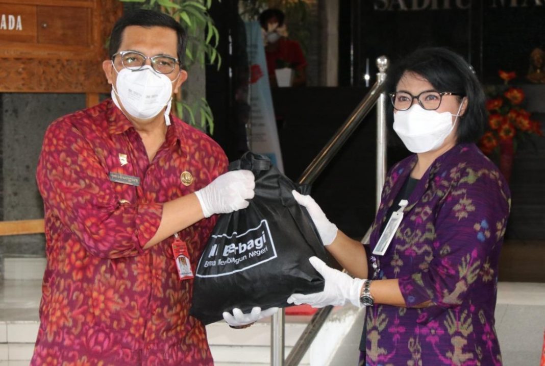 Pemkab Tabanan Menerima Bantuan 100 Paket Sembako dari CSR