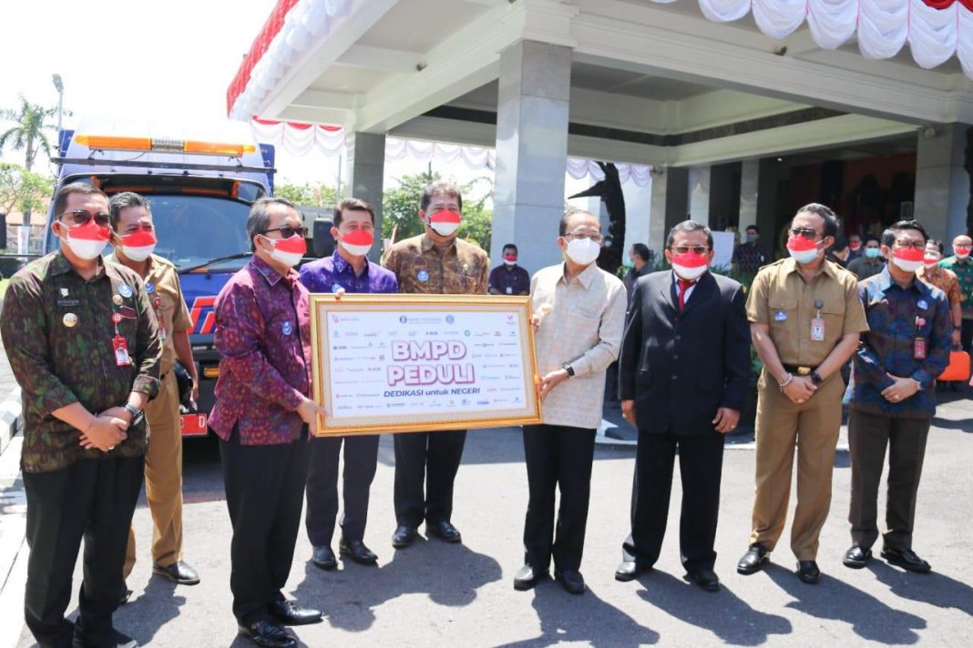 Bupati Tabanan Hadiri Penyerahan Program Sosial Bank Indonesia