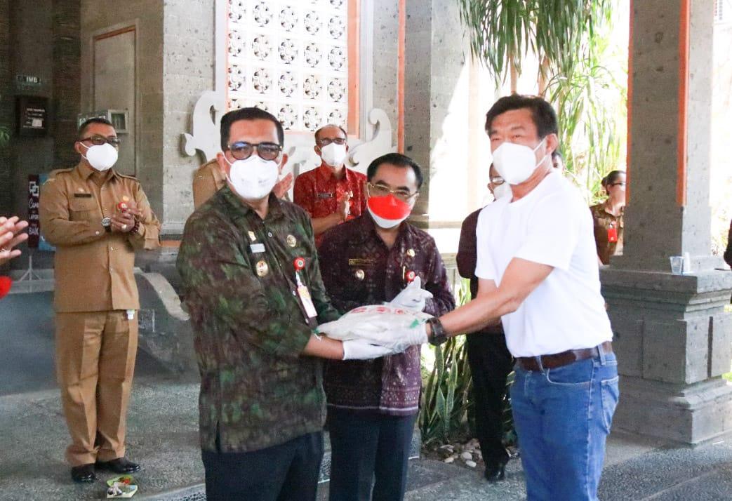 Pemkab Tabanan Menerima Bantuan Beras dari Masyarakat Tionghoa Bali