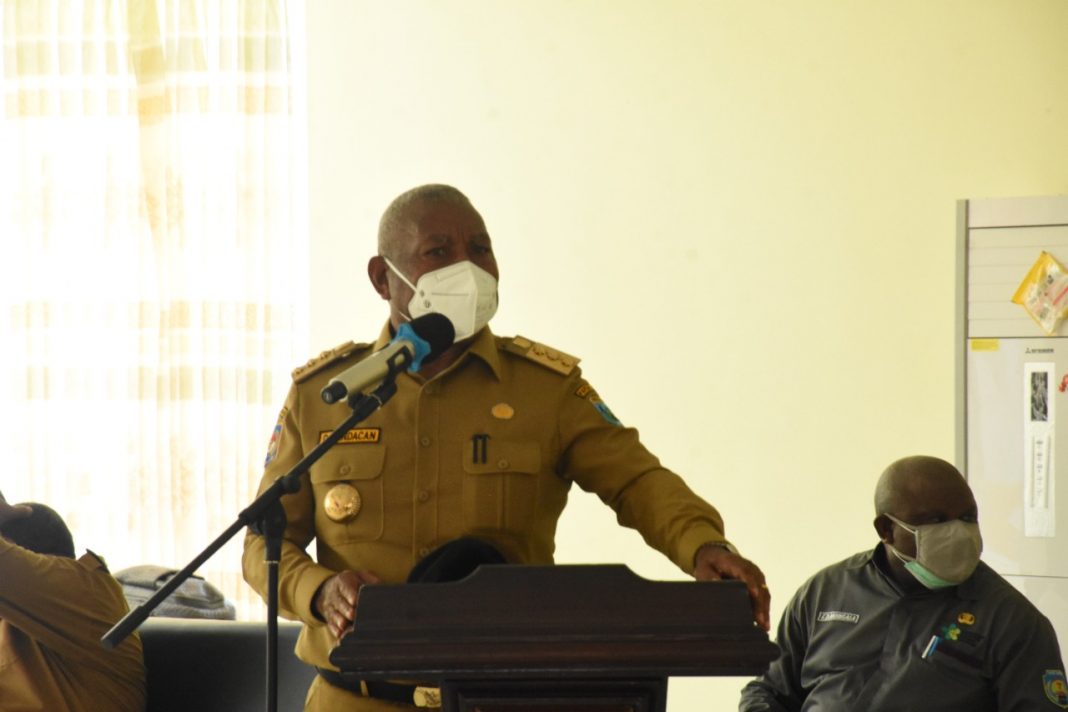 Pangdam XVIII/Kasuari Tinjau Vaksinasi Massal Di Teluk Bintuni