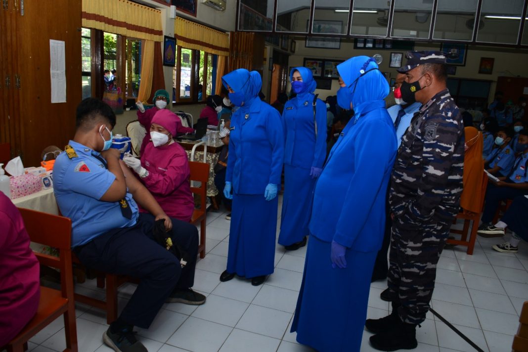 Serbuan Vaksinasi Bagi Masyarakat Maritim, TNI AL Targetkan Usia Remaja di Surabaya