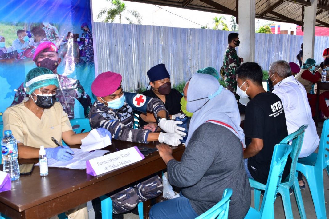 Korps Marinir Gencar Laksanakan Serbuan Vaksinasi Kepada Masyarakat Distrik Aimas