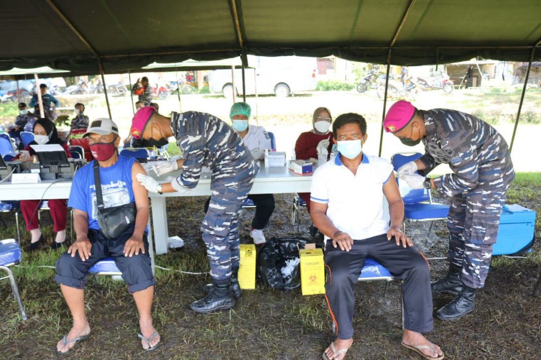 Koarmada III Gelar Vaksinasi bagi Tenaga Kerja Bangunan di Sorong