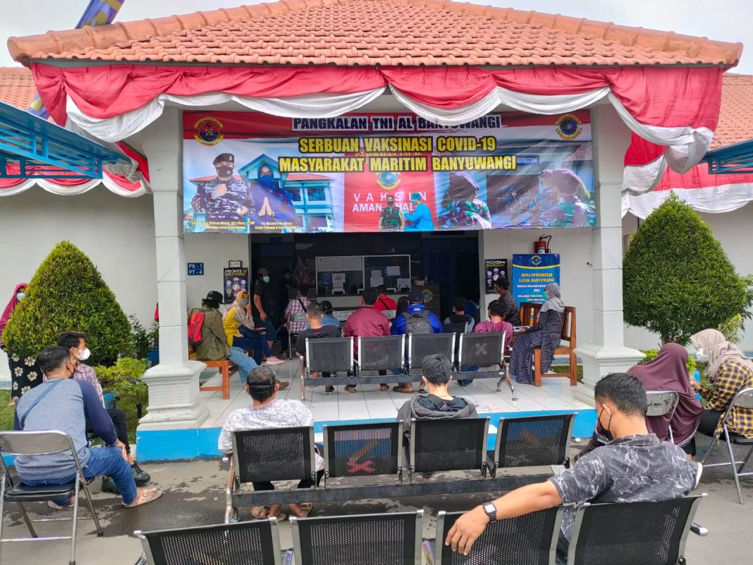 Pangkalan TNI AL Banyuwangi Lajutkan Serbuan Vaksinasi Masyarakat Maritim