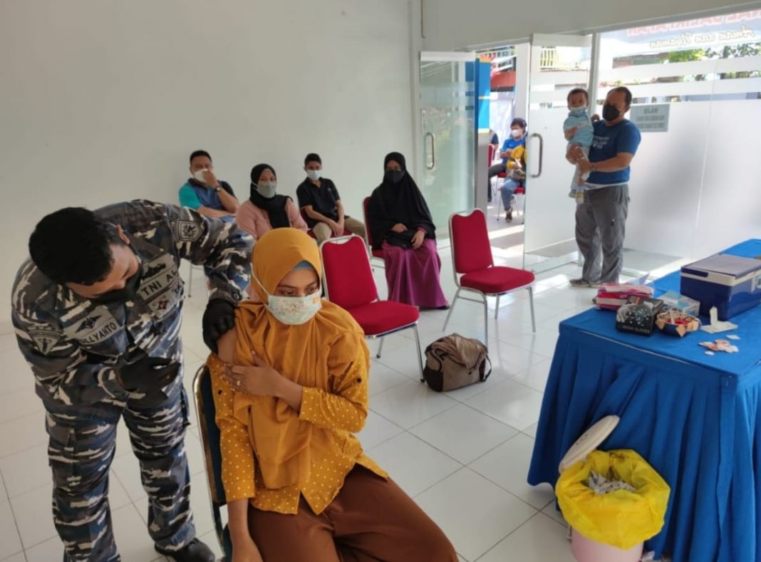 Lanal Balikpapan Laksanakan Serbuan Vaksinasi Masal di Balai Kesehatan