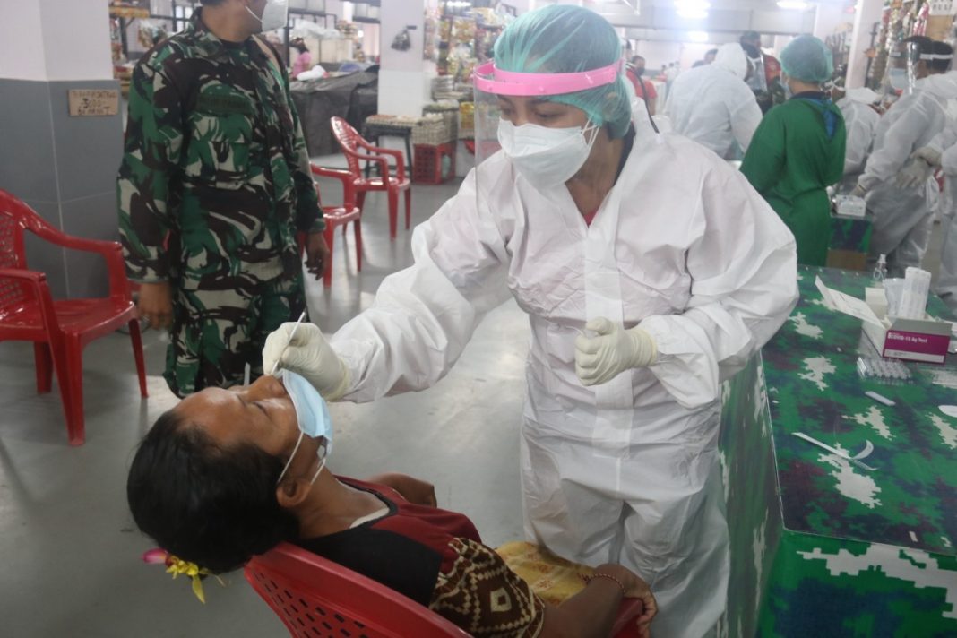 Swab Antigen Sasar Pedagang dan Pengunjung Pasar Banyuasri, lima Orang ditemukan Positif