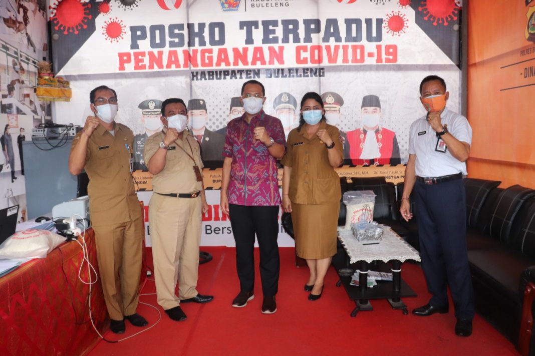 Sekda Serahkan Bantuan 2,3 Ton Beras Partisipasi ASN Setda Buleleng