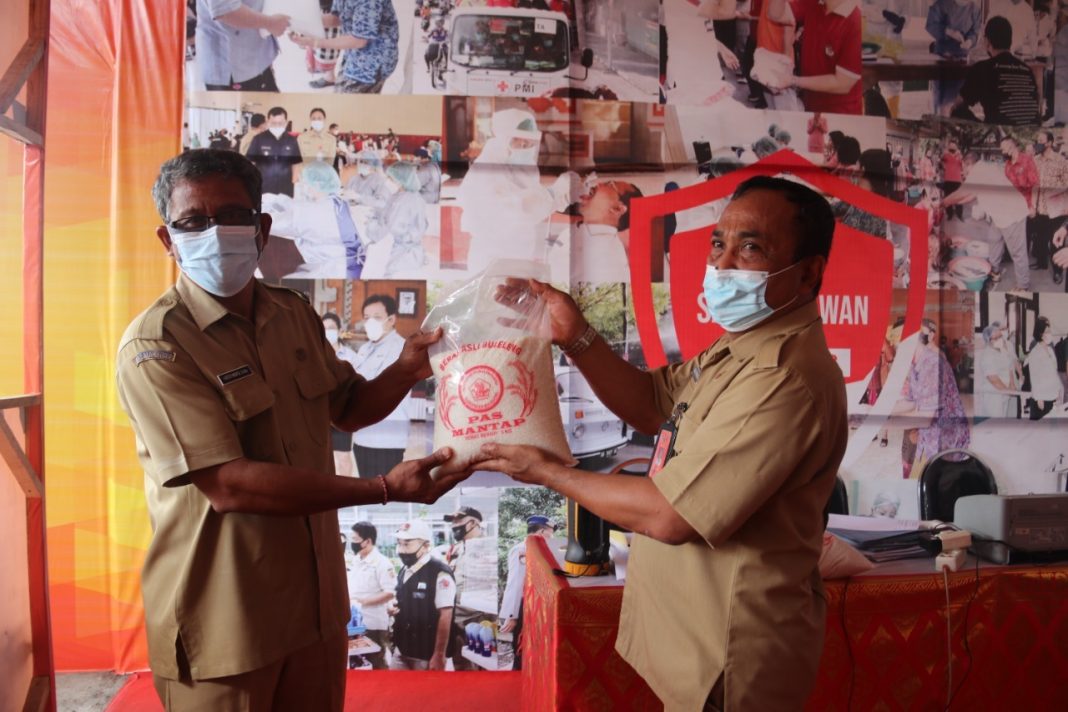 Ringankan Beban Masyarakat Terdampak Covid-19, Dinas Kominfosanti Kabupaten Buleleng Sumbangkan 176 Paket Beras