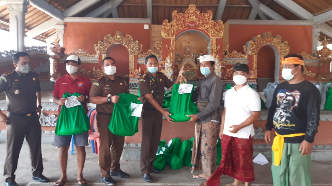 Meriahkan HUT Kemerdekaan RI ke-76, Kejari Buleleng Bagikan 100 Paket Sembako