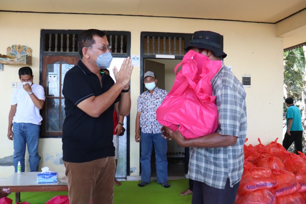 Wabup Sutjidra Berikan 100 Paket Sembako Kepada Empat Kelompok Nelayan