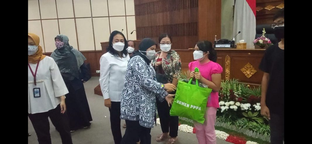 Menteri PPPA Gandeng Forum Zakat Bali Bagi Sembako bagi Anak Yatim