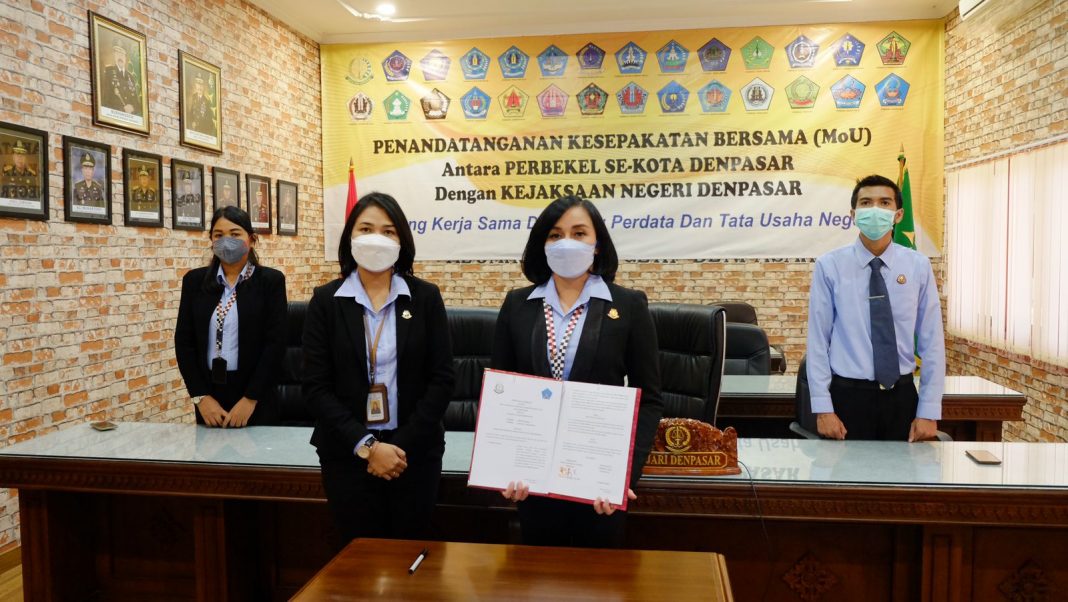 Cegah Korupsi, Kejari Denpasar dan Kepala Desa Se-Kota Denpasar Tanda Tangan MoU