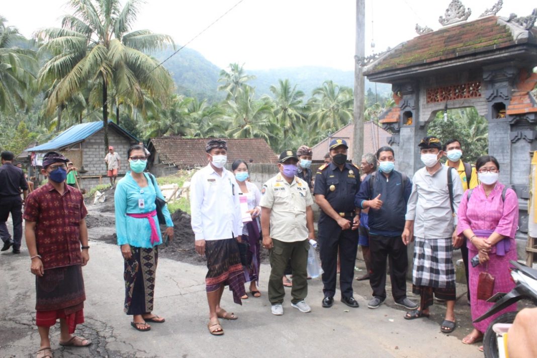 Tim Pembinaan dan Pengawasan Tata Kelola Minuman Fermentasi Khas Bali Terjun ke Desa Telagatawang