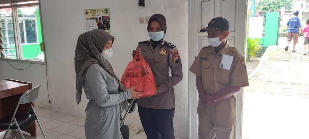 Polsek Subah Distribusikan Bansos Pada Warga Terdampak Pandemi Covid-19