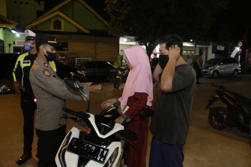 Tim Satgas COVID-19 Batang Rutin Gelar Operasi Yustisi dan Bagikan Masker