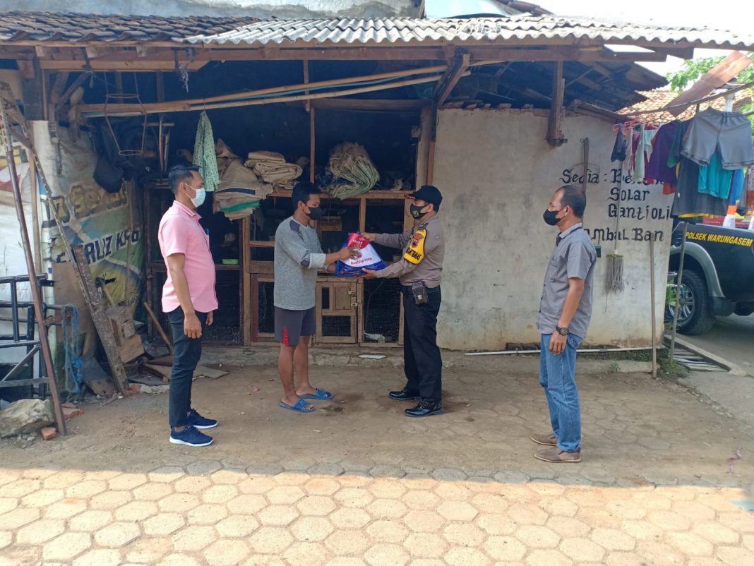 Polsek Warungasem Salurkan Bansos Sembako Pada Warga Terdampak Pandemi Covid-19