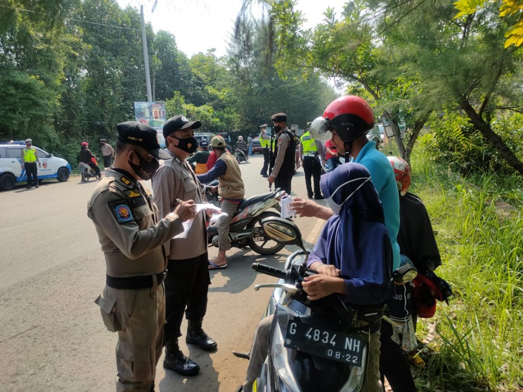 Petugas Gabungan Batang Masifkan Operasi Yustisi dan Bagi Masker Gratis