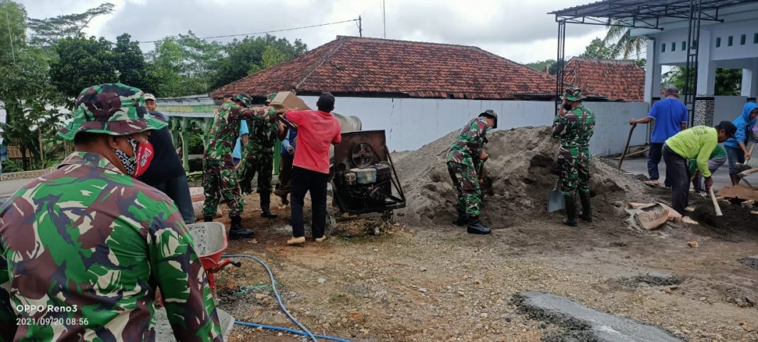 Anggota Satgas TMMD Bersama Warga, Gotong Royong Laksanakan Rehab Teras Masjid