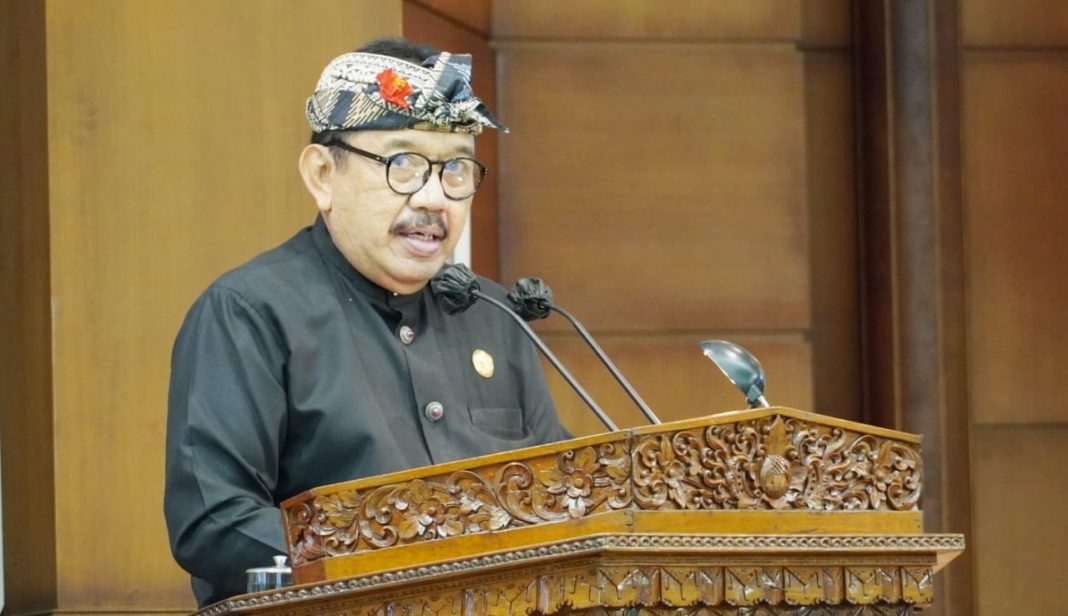 Wagub Cok Ace Sampaikan Jawaban Gubernur Terhadap Pandangan Umum Fraksi Atas Raperda Perubahan Anggaran Pendapatan dan Belanja Daerah Semesta Berencana