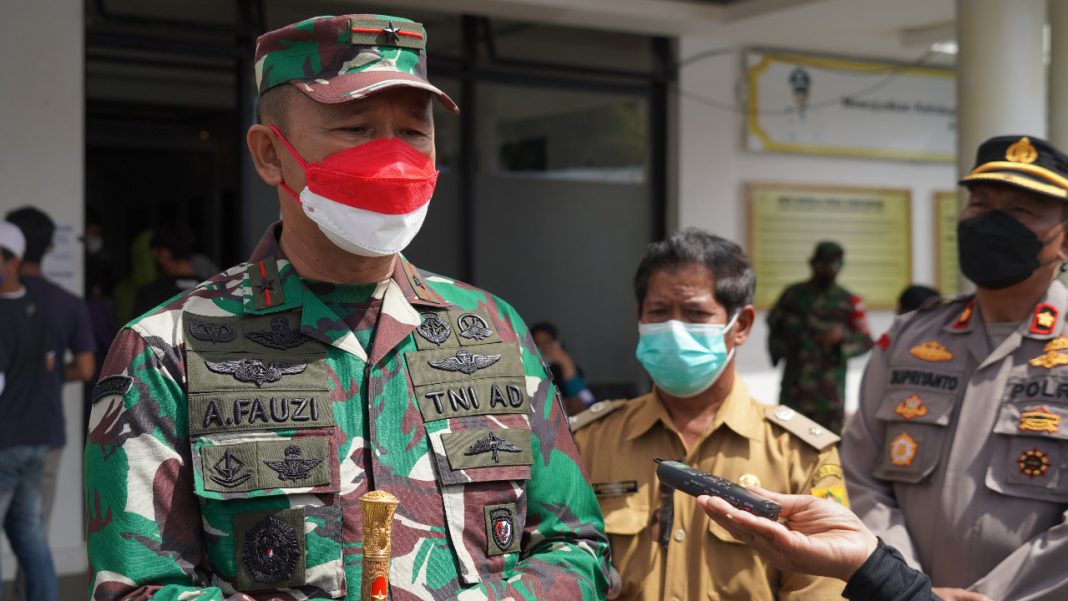 Danrem 061/Sk Sampeikan Pengtingnya Aplikasi Pedulilindungi Kepada Masyarakat Saat Tinjau Vaksinasi