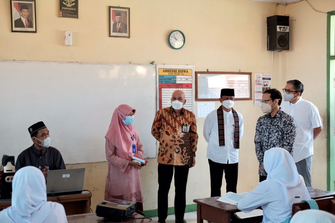 Pastikan Keselamatan Warga Sekolah, Mendikbudristek Cek PTM Terbatas di Jakarta