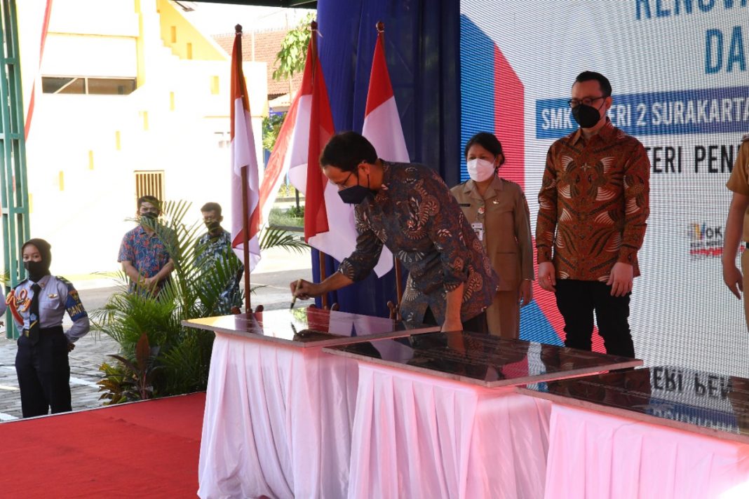 Mendikbudristek Resmikan Fasilitas Baru Tiga SMK di Surakarta