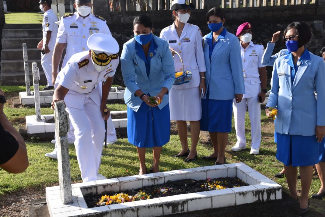 Sambut HUT TNI AL, Lanal Denpasar Gelar Ziarah dan Bagikan Paket Sembako