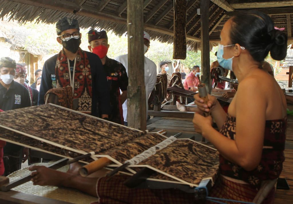 Pekerjakan Pengrajin Tenun Gringsing Satu Desa, Menteri Sandiaga Uno Beri Solusi Pengrajin di Masa Pandemi