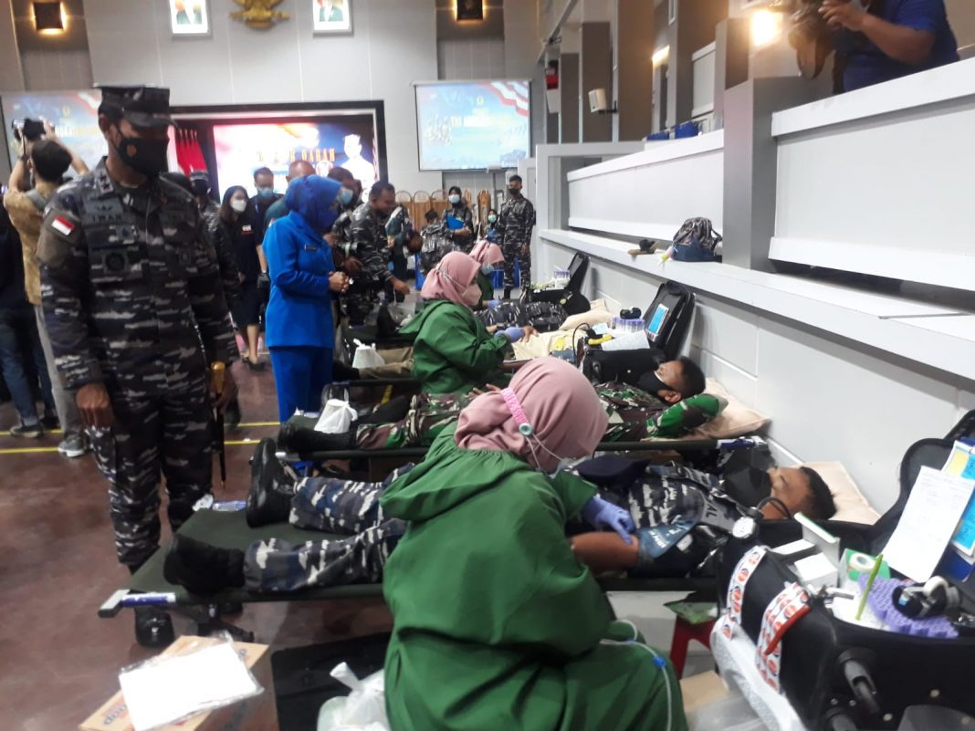 Sambut HUT Ke-76 TNI AL, Koarmada II Sumbang 550 Kantong Darah Dan Pemberian Tali Asih