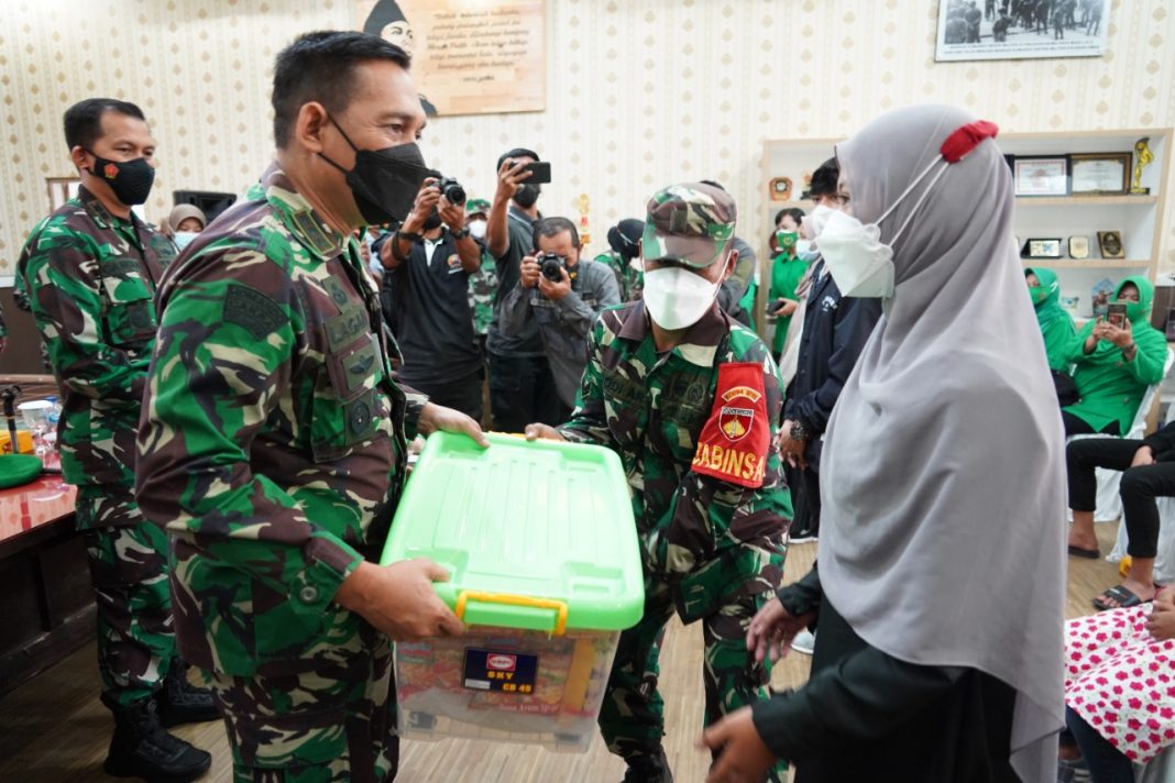 Danrem Wijayakusuma Salurkan Bantuan dari Kasad dan Ketua Umum Persit KCK Kepada Anak Yatim Piatu yang Orang TuanyaTerdampa Pendemi