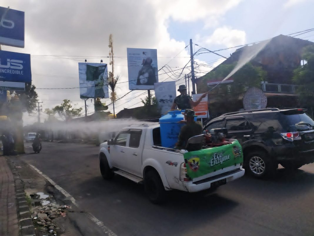 Personil Korem Wira Satya Lakukan Penyemprotan Eco Enzyme di Desa Batubulan