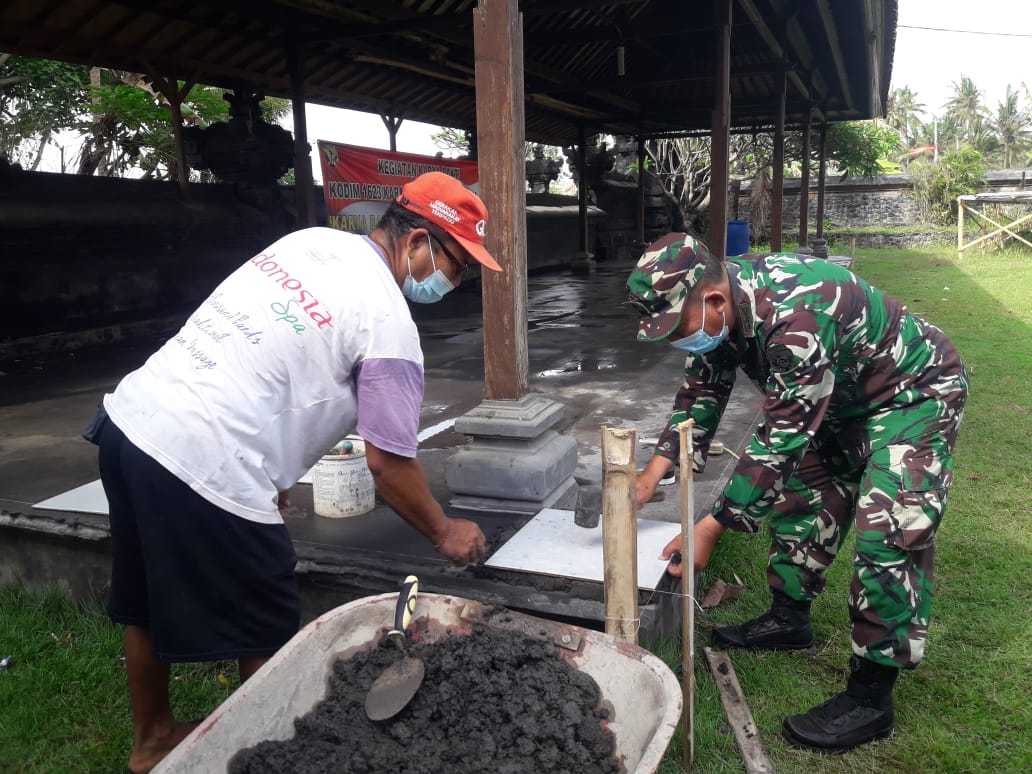 Karya Bakti Kodim Karangasem Pasang Keramik Di Tempat Ibadah