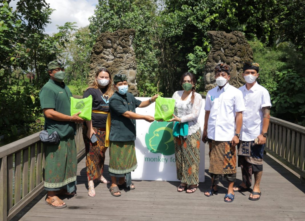 Bantu Keberlangsungan Satwa di Monkey Forest, MKF Serahkan 12 Ton Ubi dan Jagung